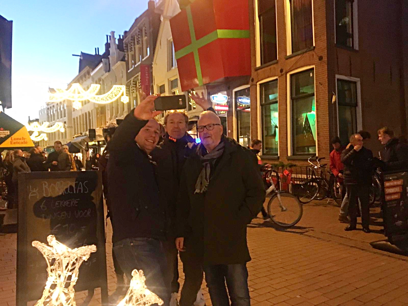 Bestuursleden van de GCC maken alvast een selfy.