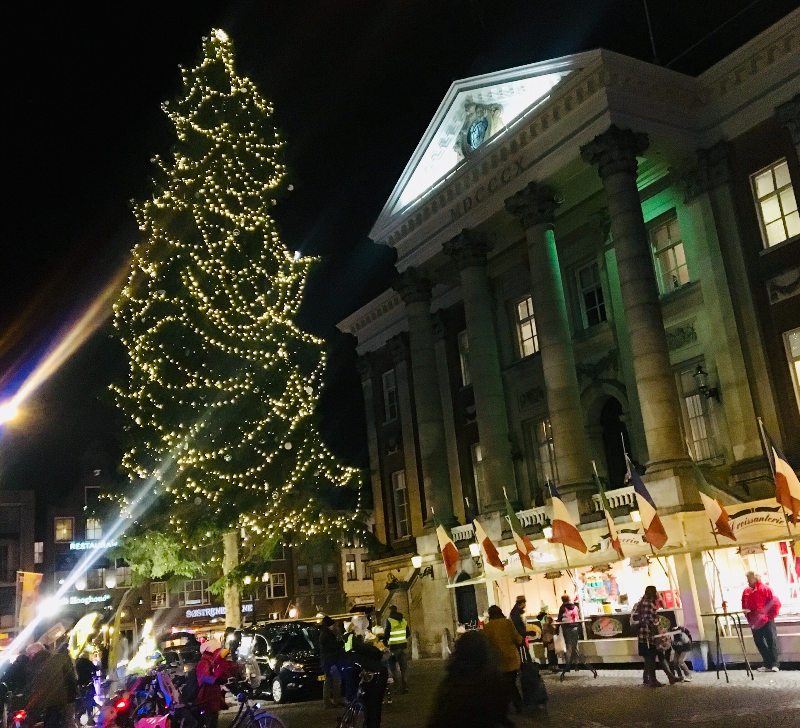 Kerstsfeer Grote Markt compleet: verlichting kerstboom brandt