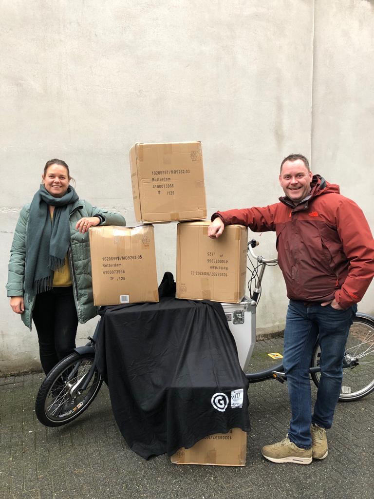 Irene van der Velde (links) op een archieffoto gemaakt tijdens een actie om terrassen te verwarmen met dekens