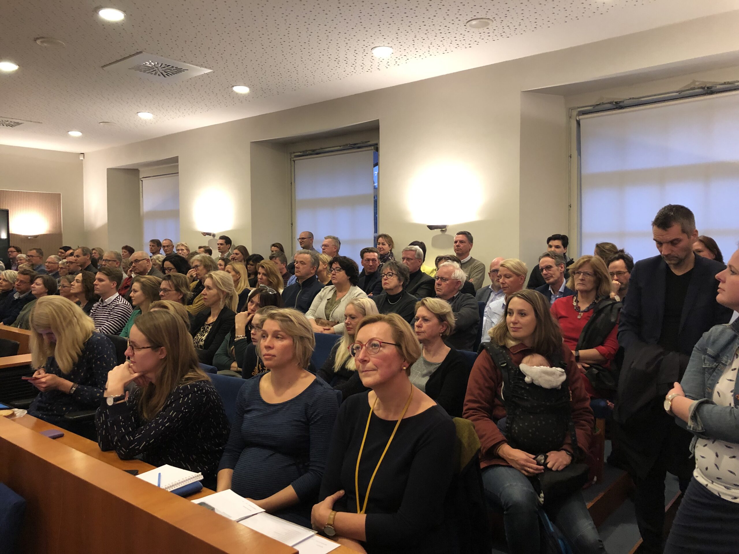 Drukte op de publieke tribune