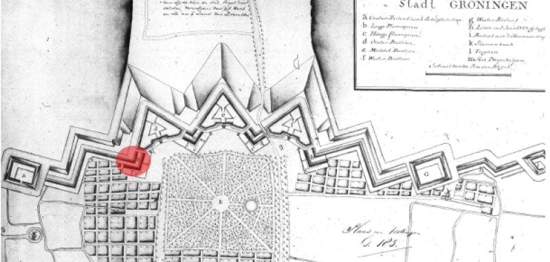 Het plan voor de bouw van de Helperlinie van vestingbouwmeester Menno van Coehorn. Met een rode cirkel om het deel dat deze week is blootgelegd.