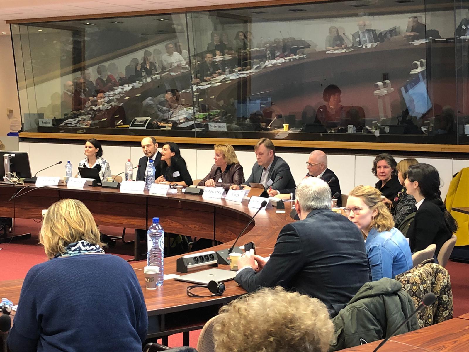 De Groningse delegatie rechts boven aan de tafel