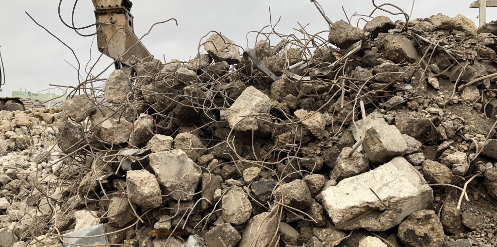 Puinbreker stort zich op overblijfselen voormalig PTT-kantoor