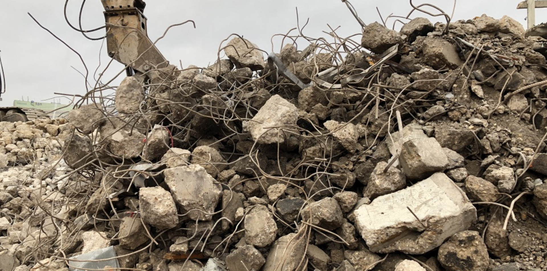 Puinbreker aan het werk aan de Achterweg