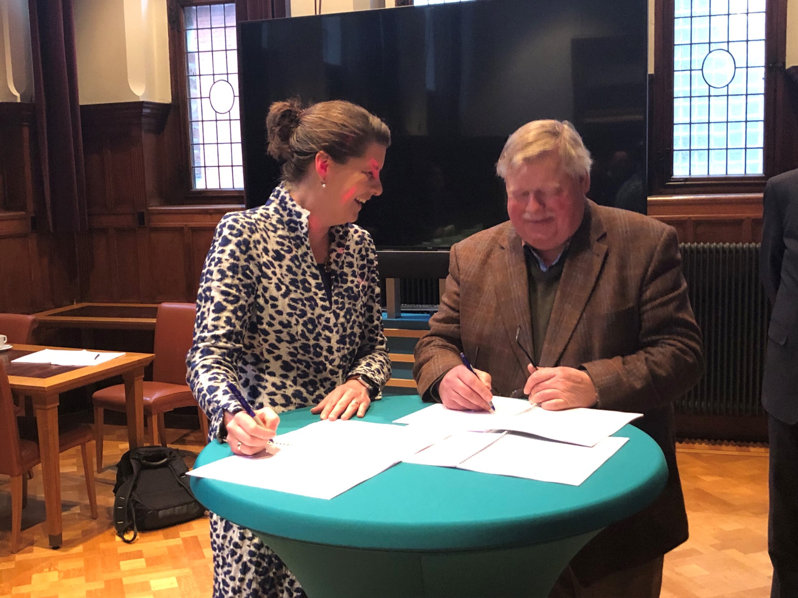 Gedeputeerde Gräper (D66) bij de ondertekening