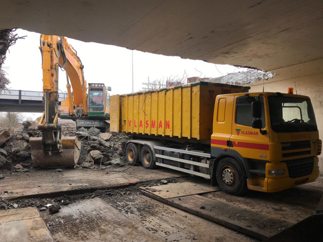 Het puin van het oude viaduct wordt afgevoerd