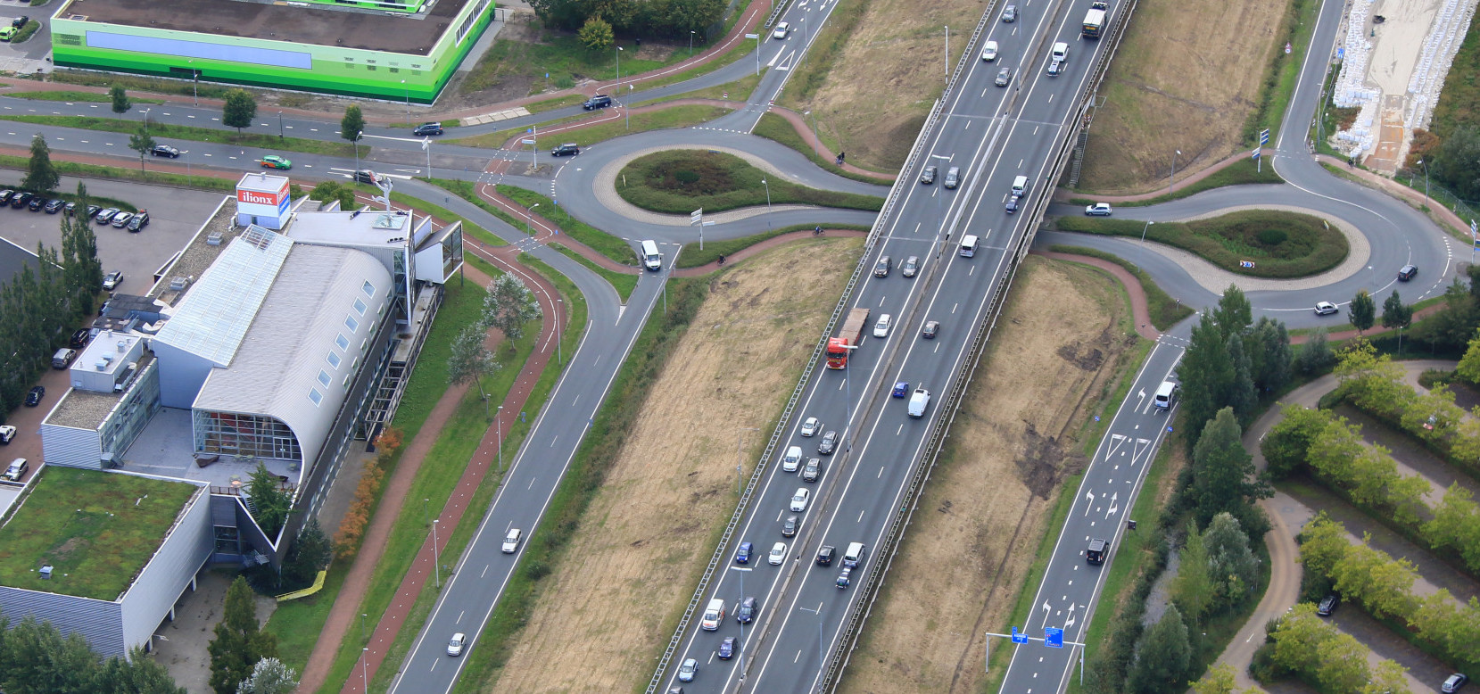 N7 met links de parralelweg bij Laan Corpus den Hoorn - foto: Rijkswaterstaat