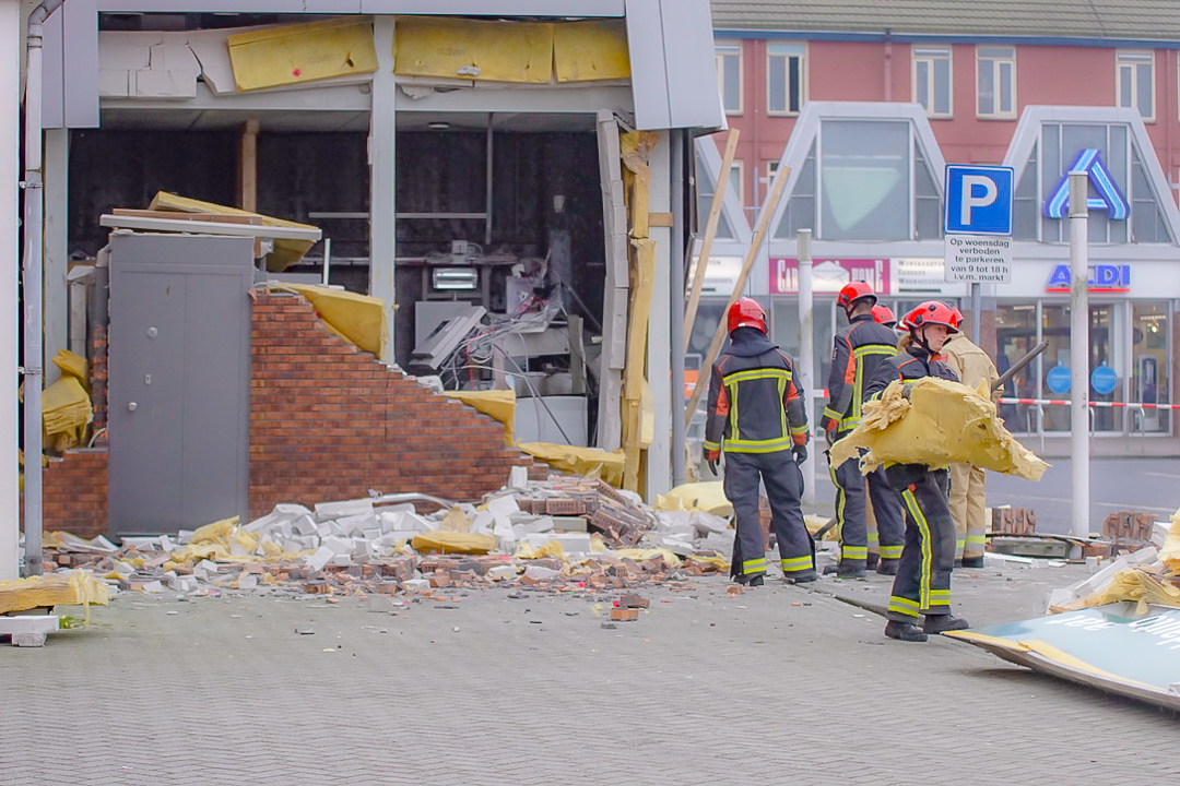 Complete gevel weg na plofkraak Lewenborg; omwonenden naar sporthal