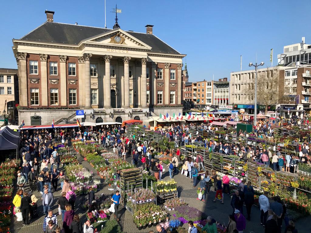 Kijk mee naar de drukte op de Bloemetjesmarkt (LIVE WEBCAM)