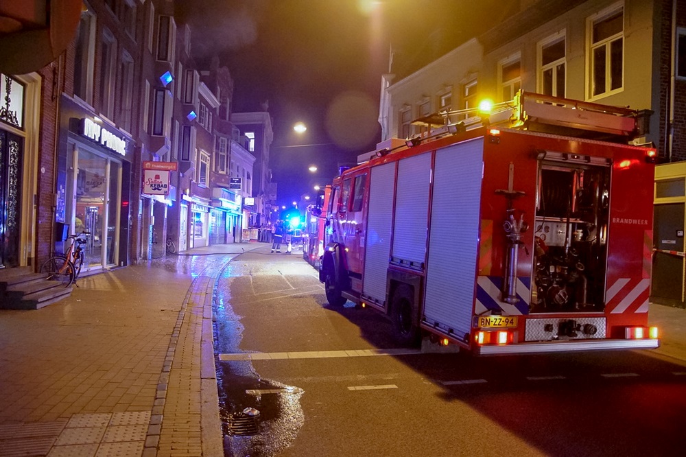 Forse rookontwikkeling door brand in studentenpand Oude Ebbingestraat