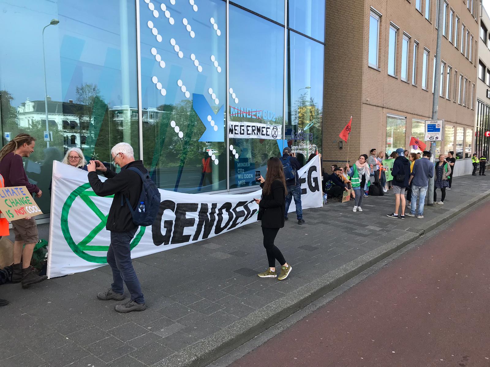 Klimaatactivisten ketenen zich vast aan hoofdkantoor GasTerra