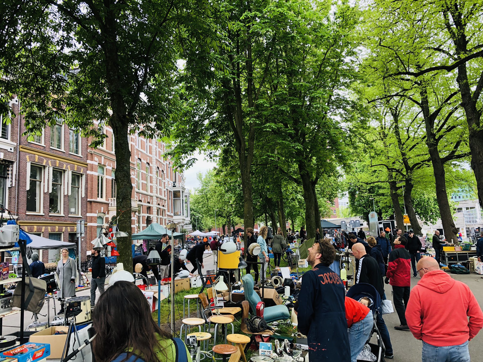 Koningsdag in Groningen weer als vanouds: vrijmarkt op de singels en live muziek