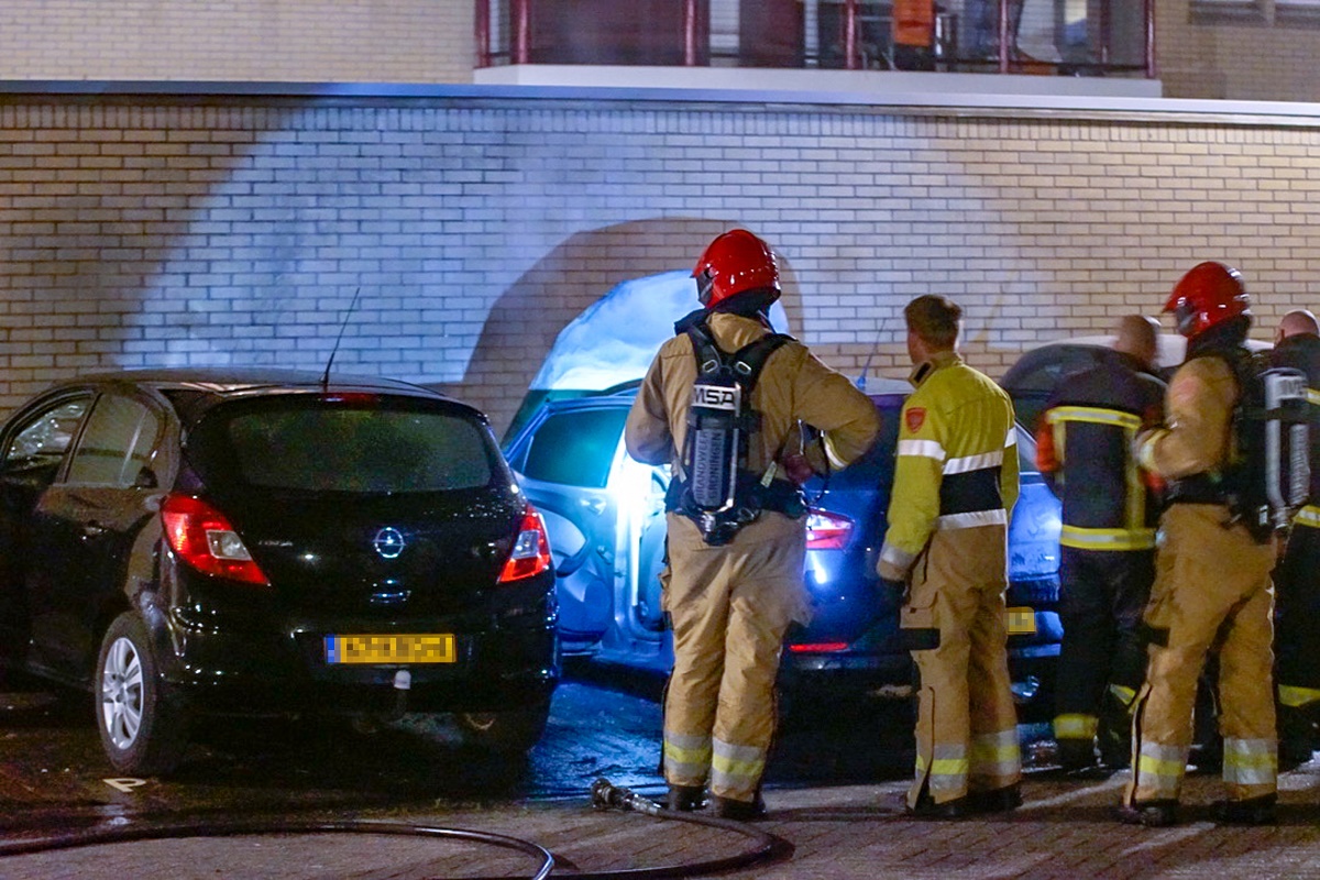 Brandweer in actie bij de autobranden in Corpus den Hoorn