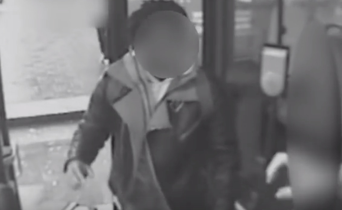 Politie publiceert beelden van passagier die buschauffeur mishandelt (VIDEO)