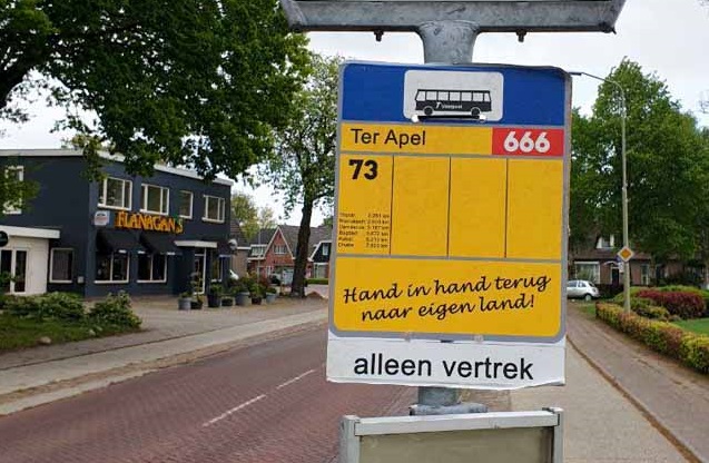 Extreemrechtse actiegroep hangt 'informatieborden' langs busroute Ter Apel-Emmen