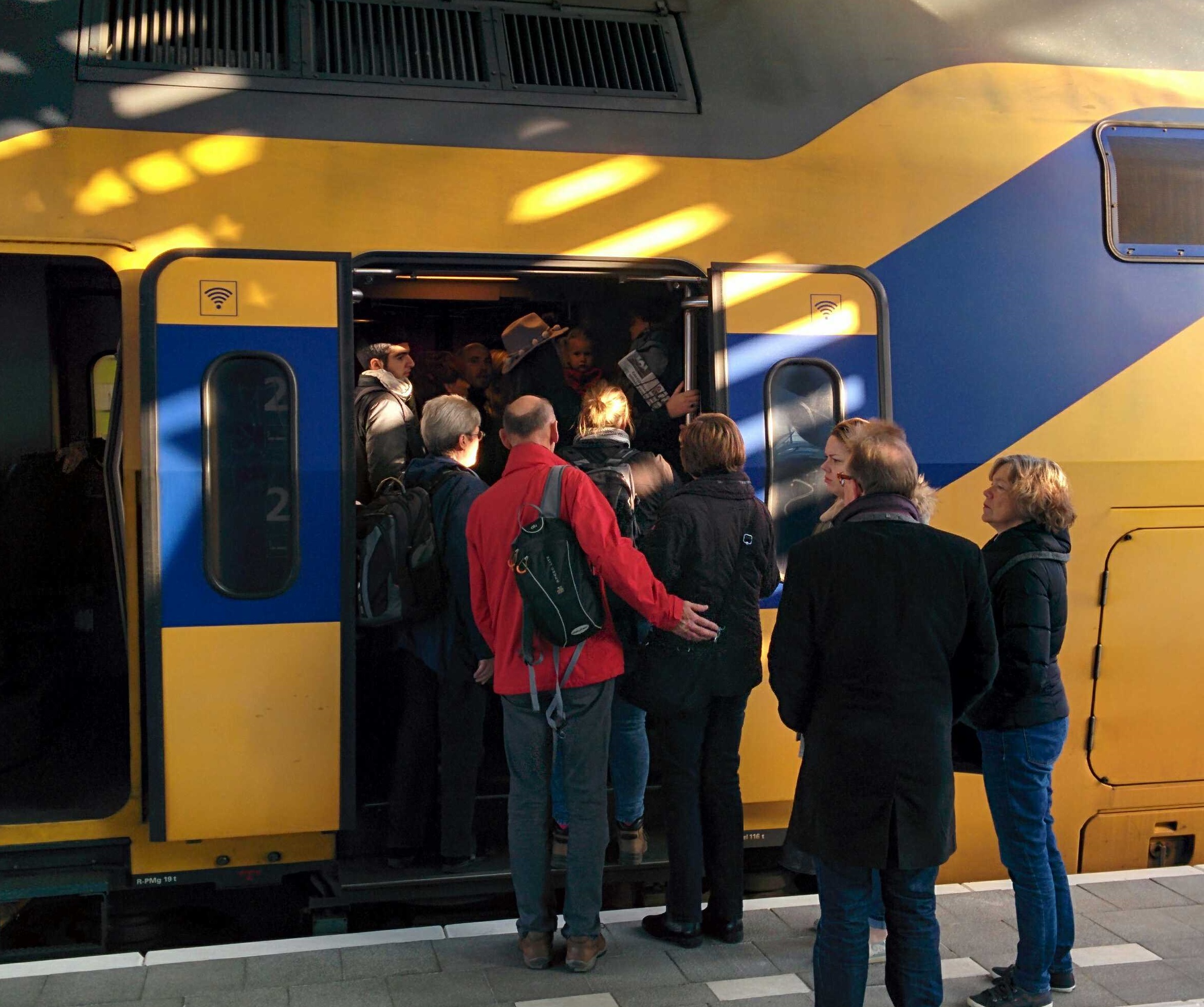 ‘Volle treinen naar Groningen vanaf Zwolle probleem. Oplossing: langere treinen!’