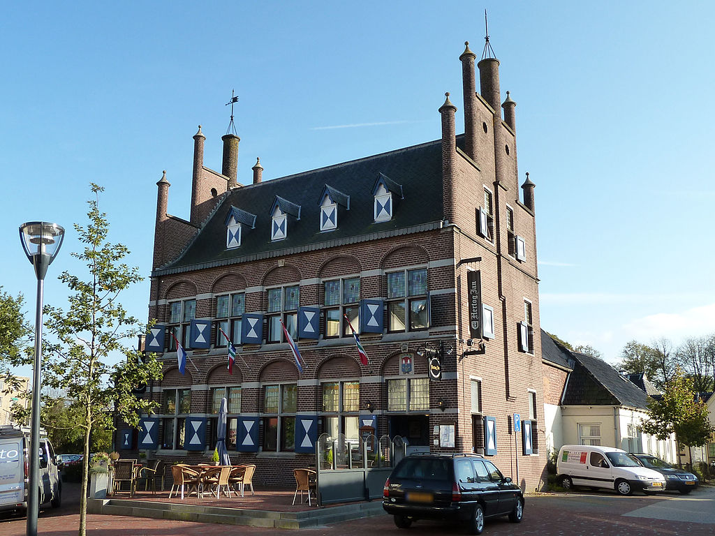 Het oude gemeentehuis van Zuidhorn, een kopie van de oude Hoofdwacht