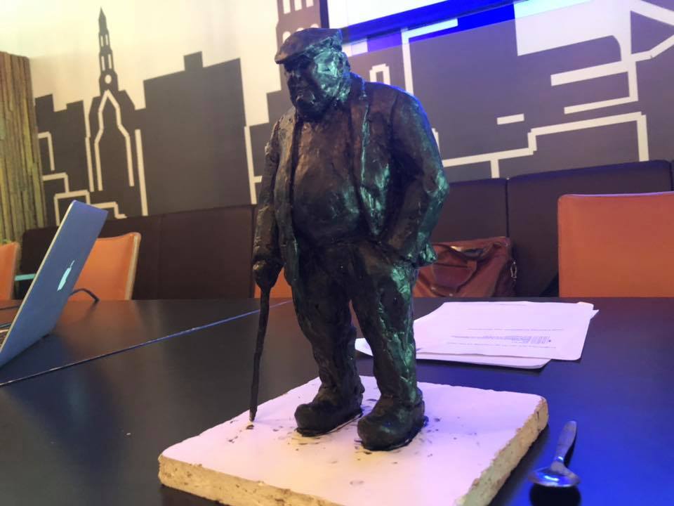 Thies Dijkhuis - ‘de laatste Boer van Euvelgunne‘ - vereeuwigd met beeldje