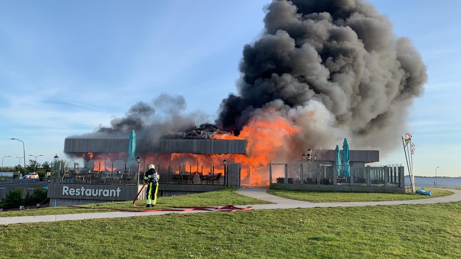 Restaurant Waddengenot aan Zee in Lauwersoog volledig in de as