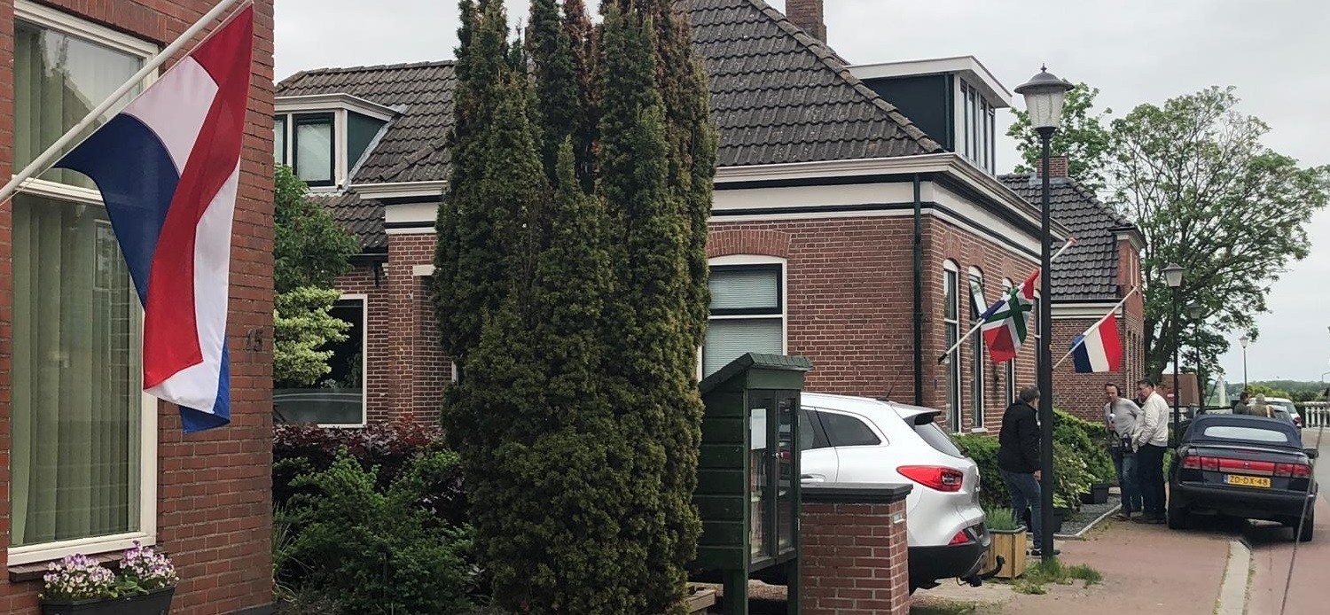 Vlaggen halfstok in Westerwijtwerd