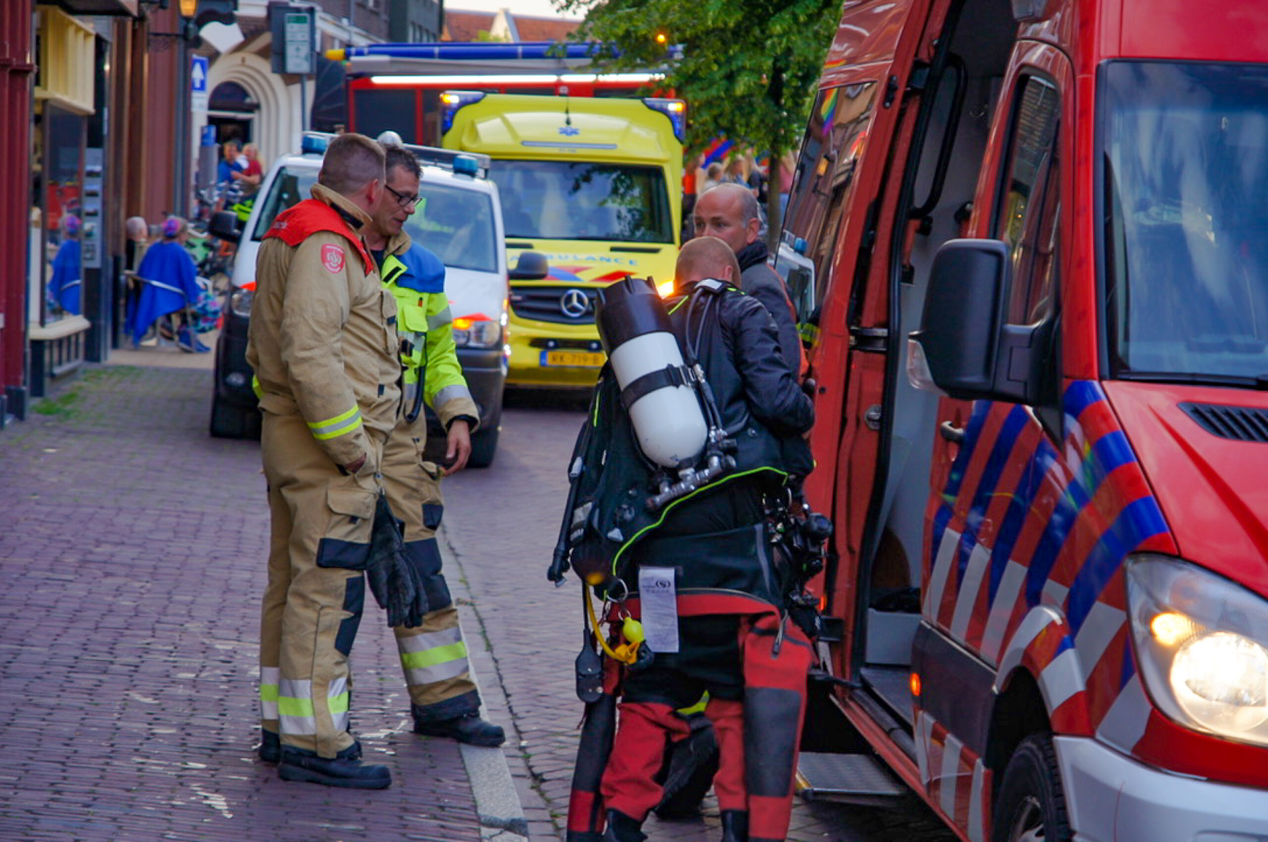 Man op luchtbed uit Diepenring gevist