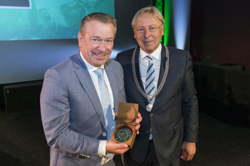 Lof en onderscheidingen voor afzwaaiende Hans Nijland