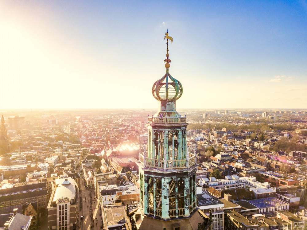 Martinitoren en Der Aa-toren in Groningen luiden vandaag voor de vrede