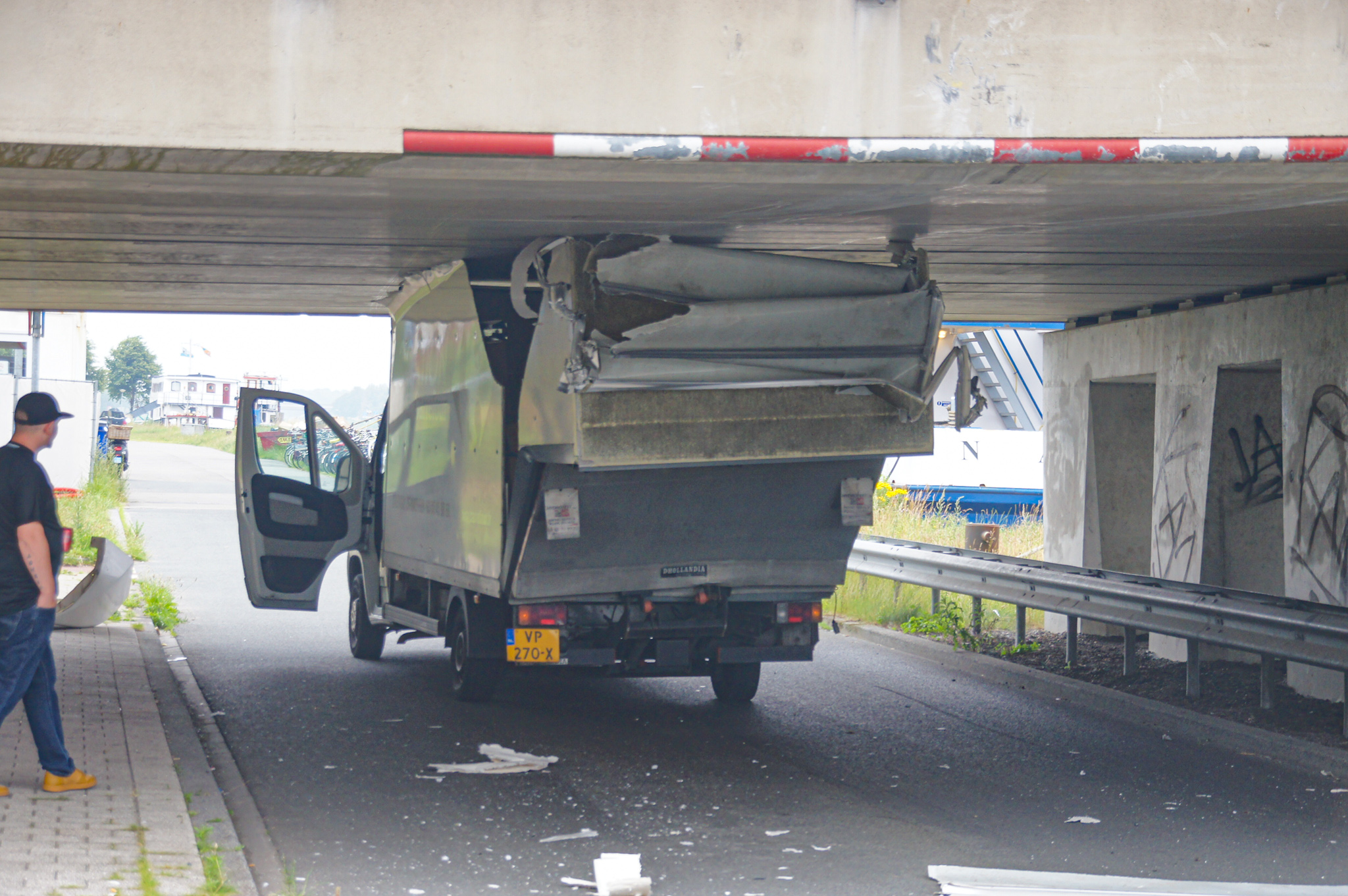 Bestelbus vast onder Berlagebrug bij Eemskanaal
