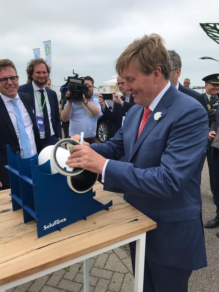 Koning Willem-Alexander opent waterstofinstallatie in provincie Groningen