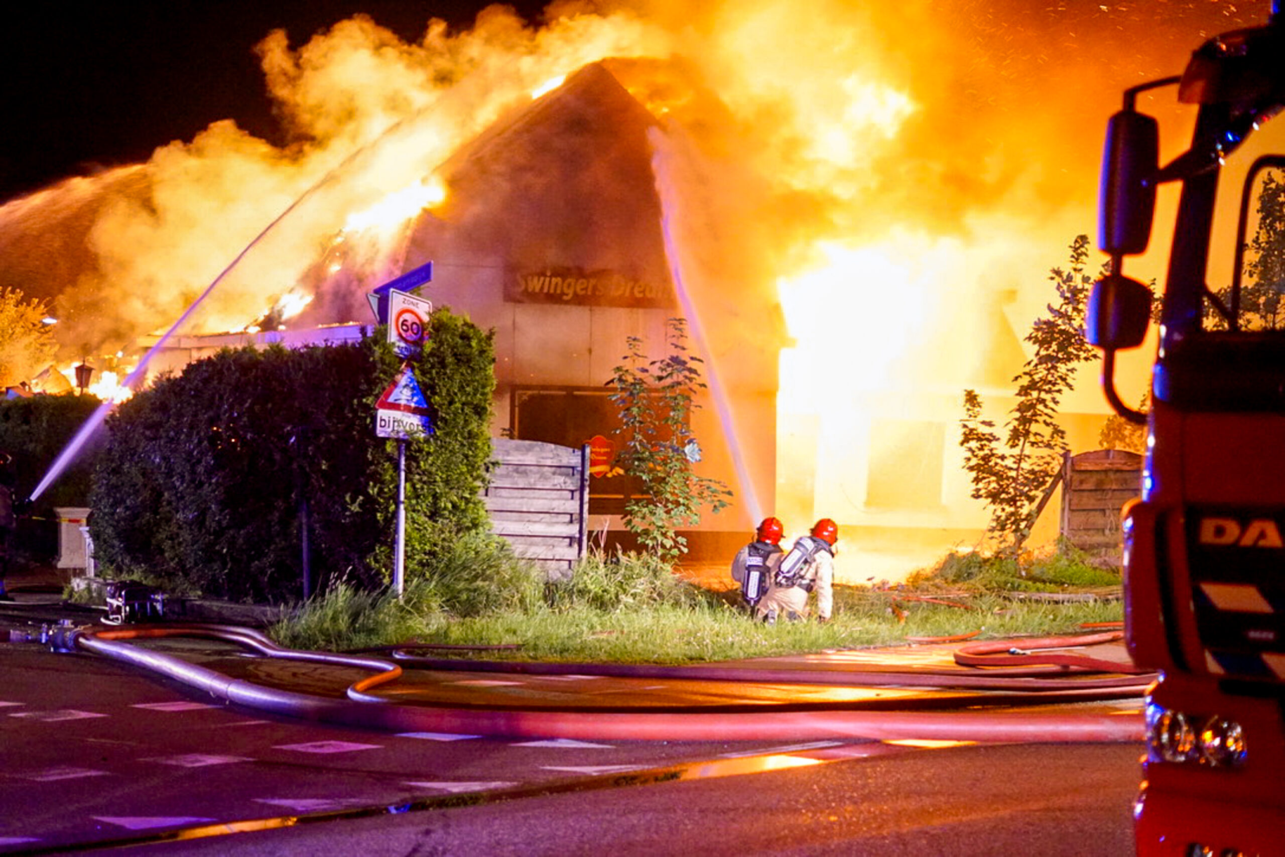 Verwoestende brand legt Partyclub Swingers Dream in de as