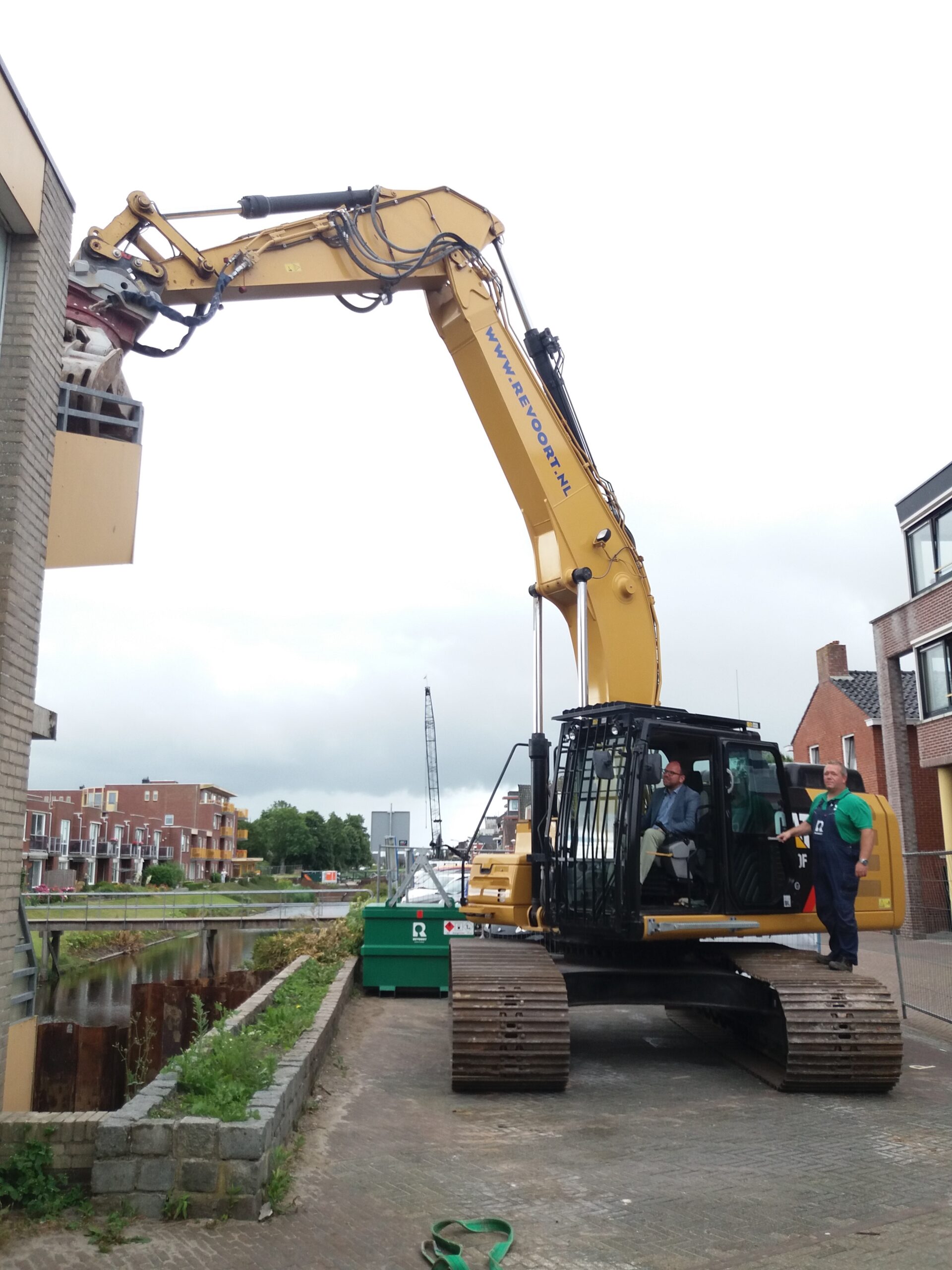 De wethouder start de sloop van het pand van de vroegere boekhandel.