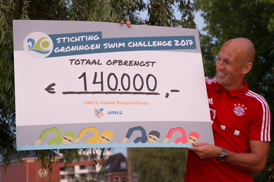 Arjen Robben zwemt 8 kilometer tijdens Groningen Swim Challenge