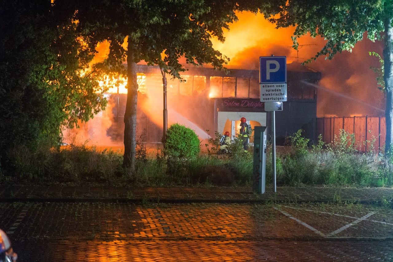 Felle brand legt massagesalon Oliemuldersweg in de as