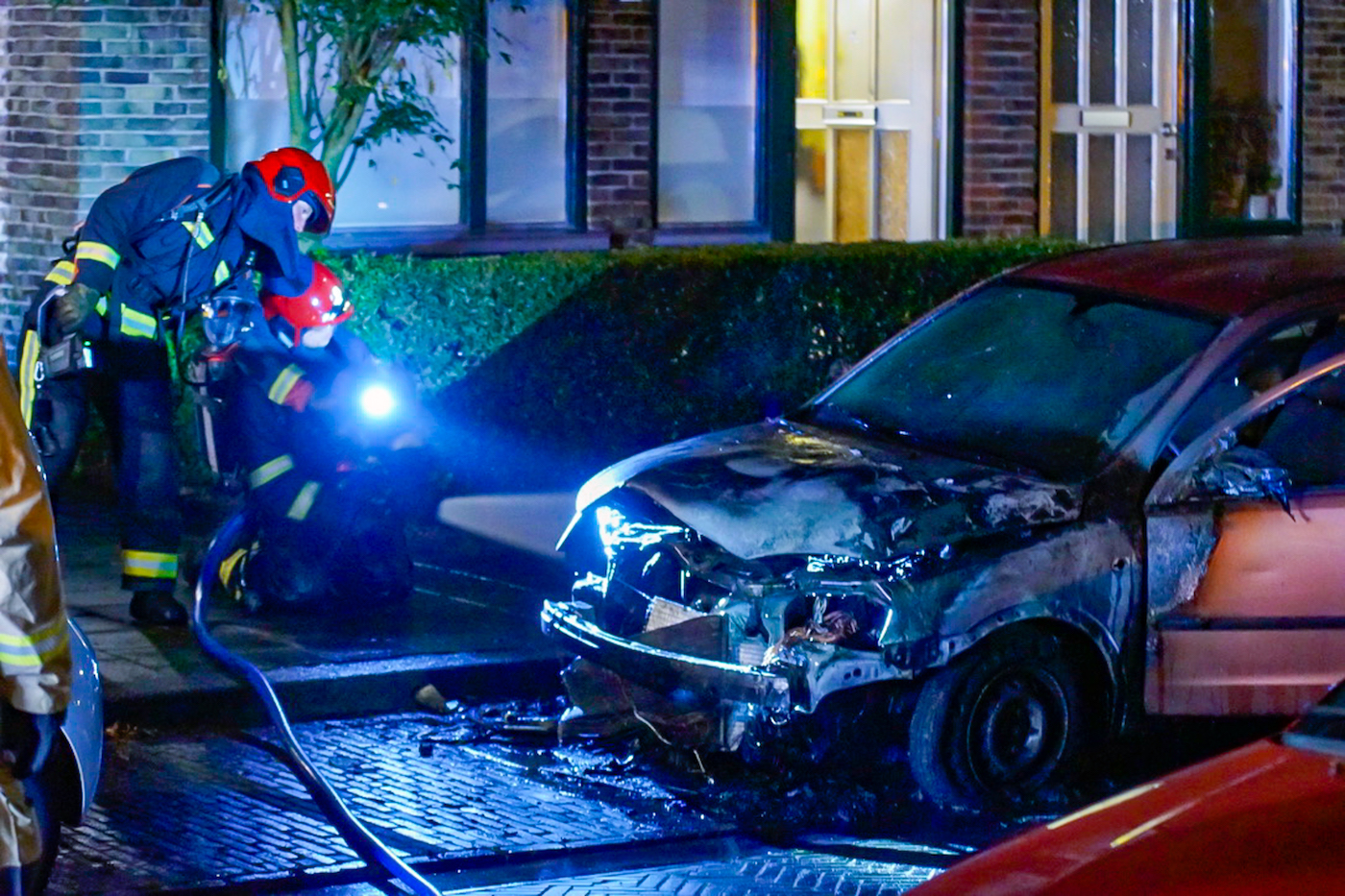 Auto in Goudenregen gaat in vlammen op