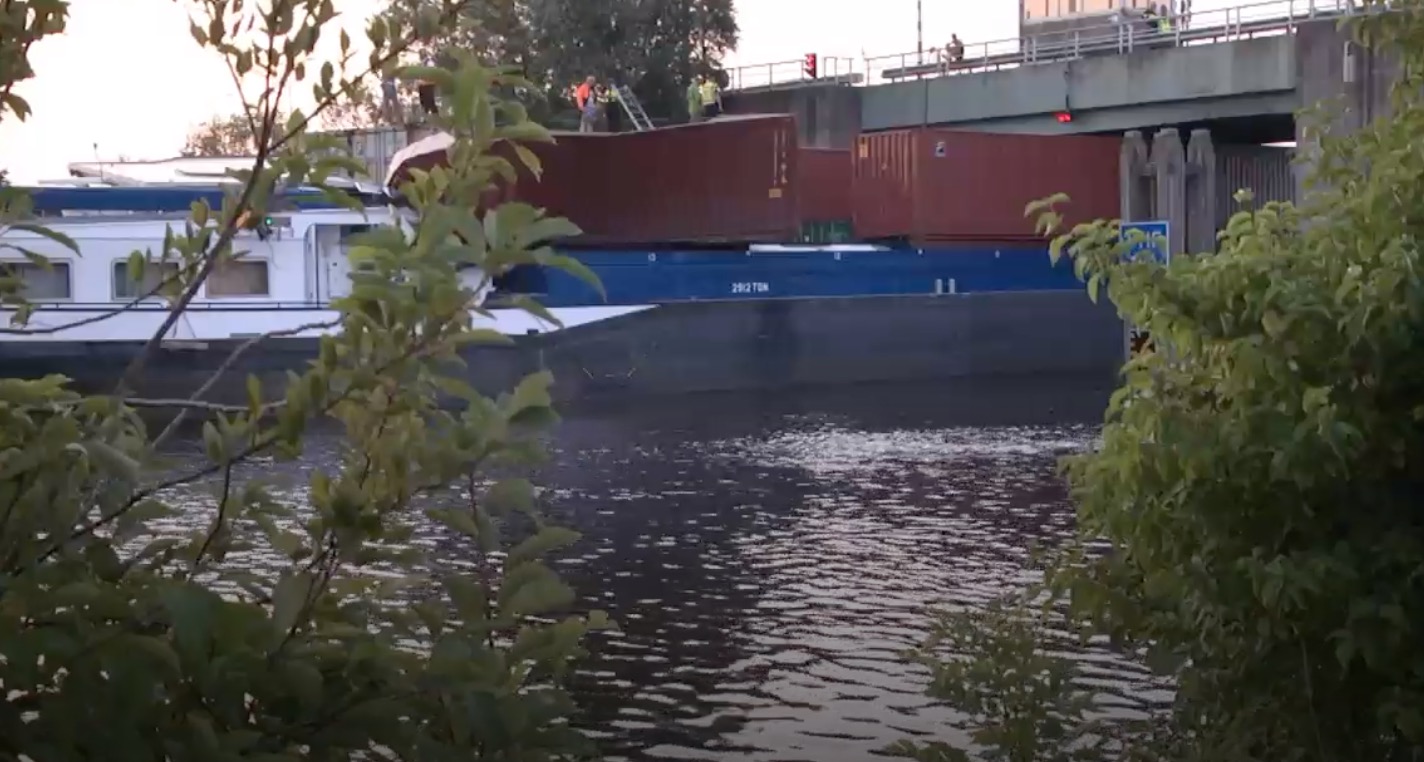 Schip vaart tegen brug over Van Starkenborghkanaal