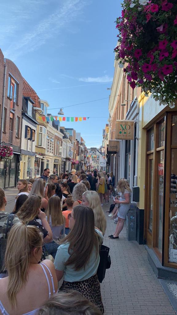 Lange rij meiden in Folkingestraat Groningen in rij voor opening MyJewellery