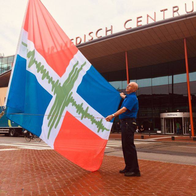 UMCG hijst de Groninger aardbevingsvlag