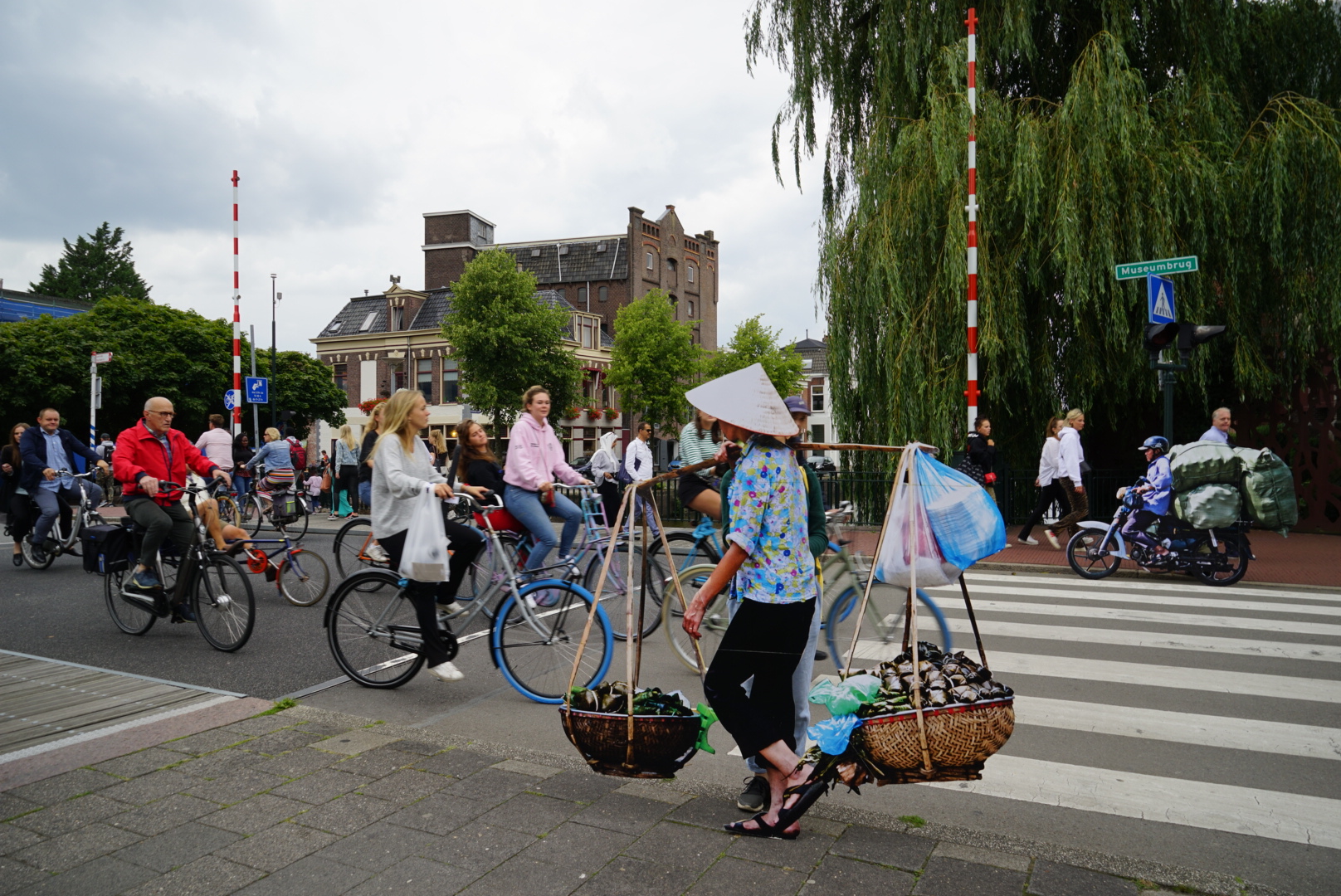 Kunstenaar The Son brengt Vietnamese straatbeeld naar Groningen