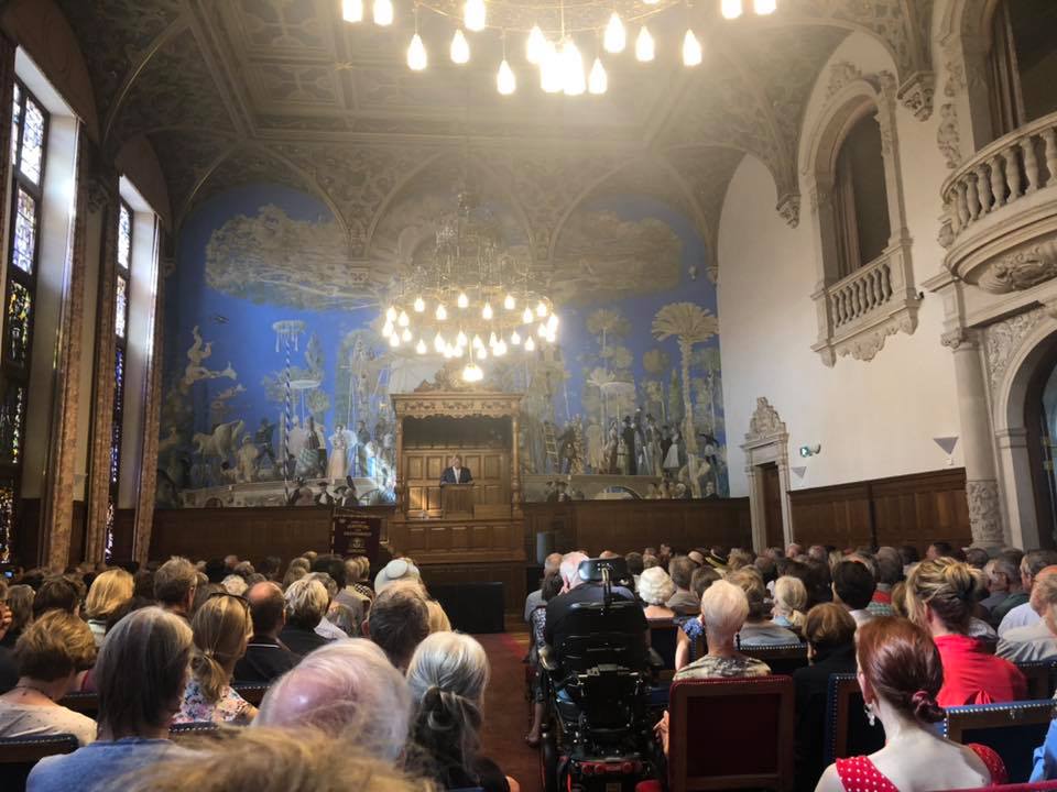 Burgemeester Den Oudsten heet de bezoekers welkom