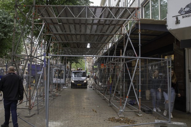 Steigerconstructie aangebracht voor pand Akerkhof na vallende gevelstenen