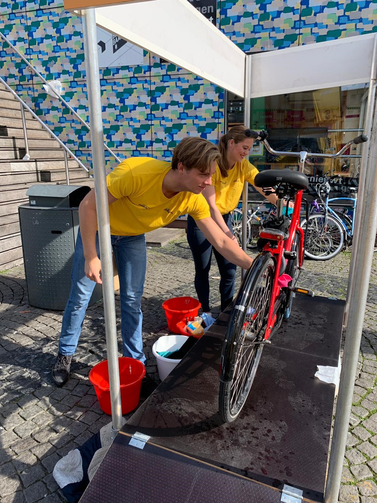 Gratis fietsen wassen op autoloze zondag: actie van Gastvrij Groningen