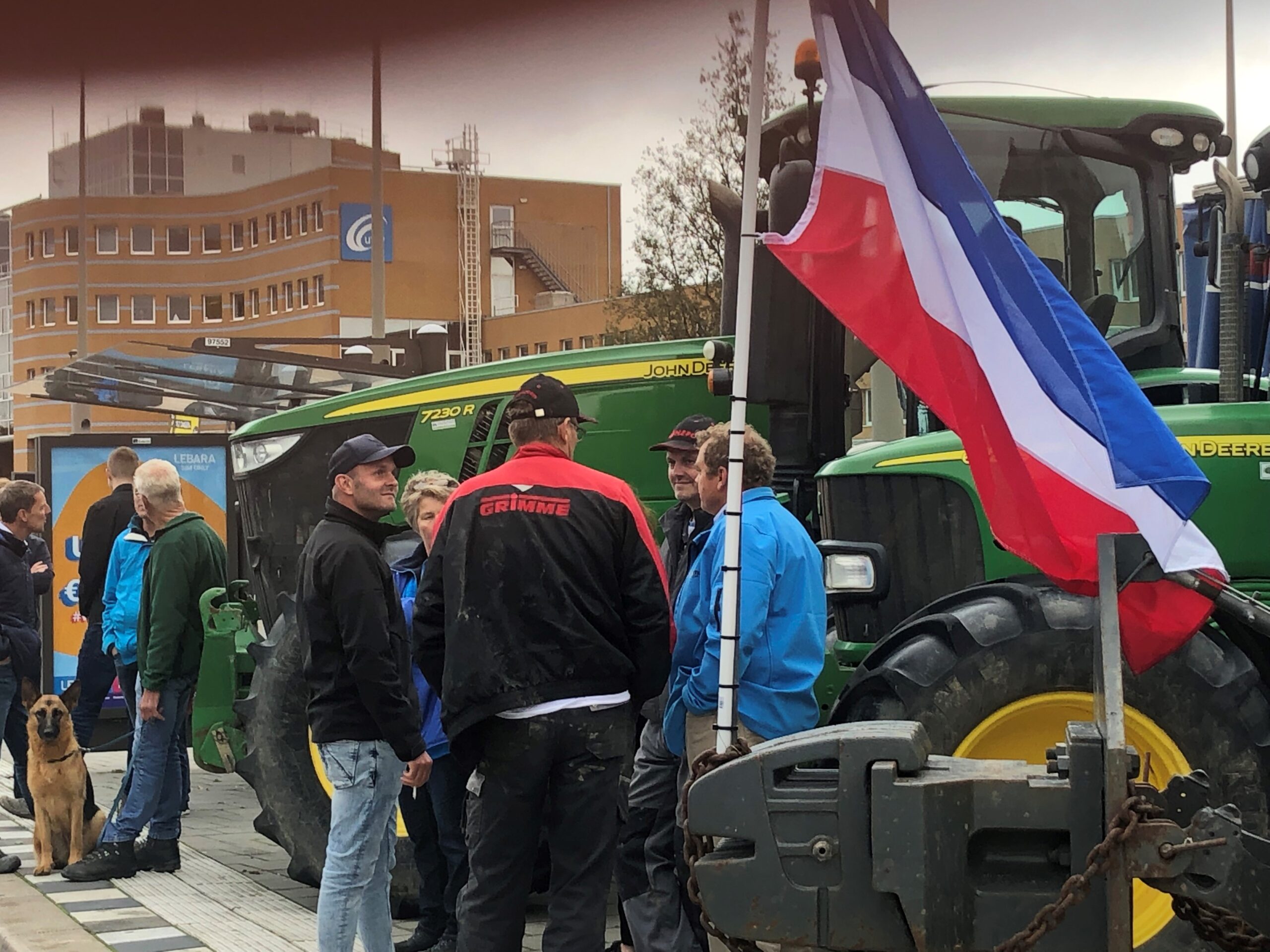 Demonstranten met een omgekeerde vlag