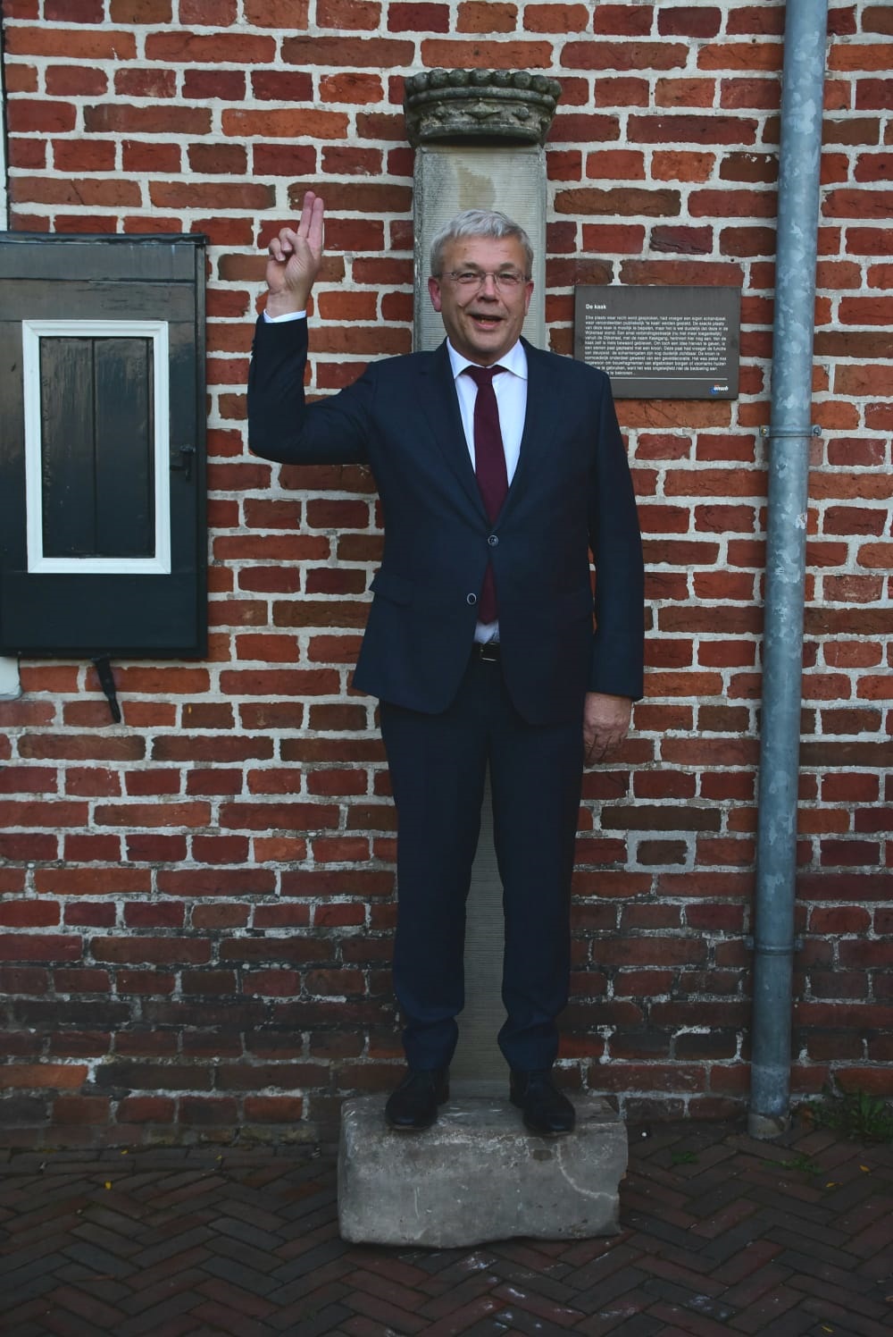Middeleeuwse traditie: burgemeester Appingedam beëdigd op 'burgemeesterssteen'