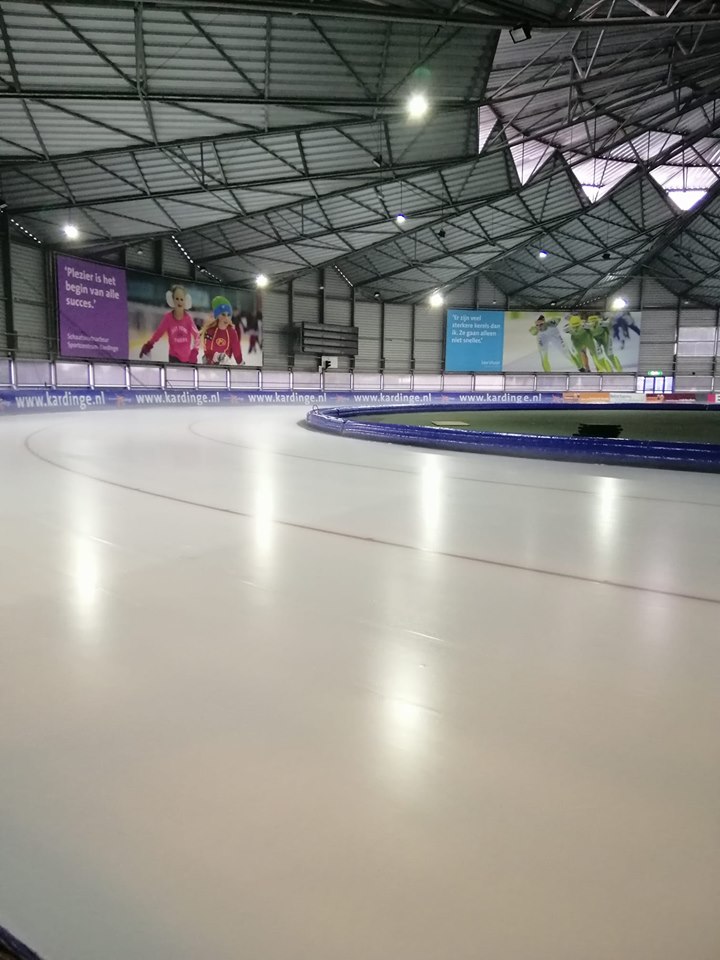 Spiegelende ijsbaan Kardinge doet schaatsers watertanden - app om rondetijden bij te houden