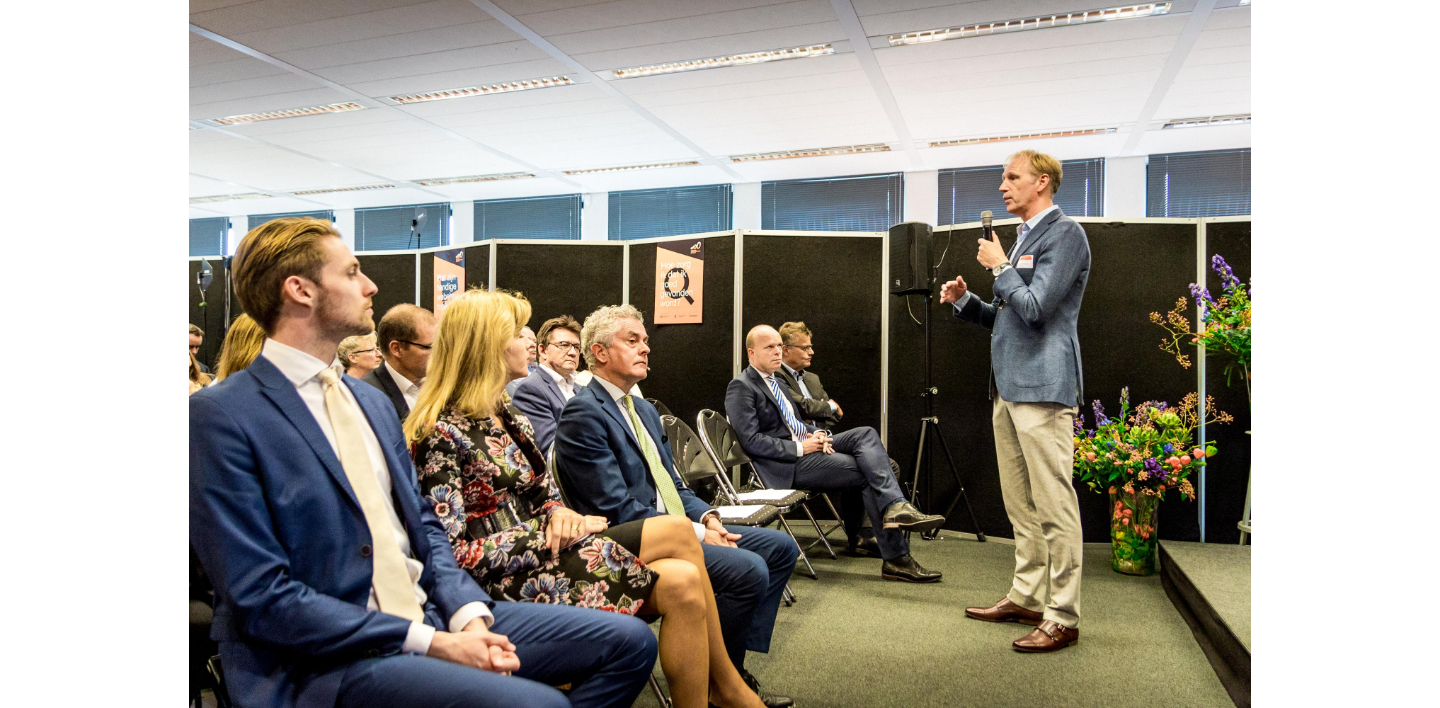 Roland Hiemstra van de Digital Society Hub spreekt de aanwezigen toe.