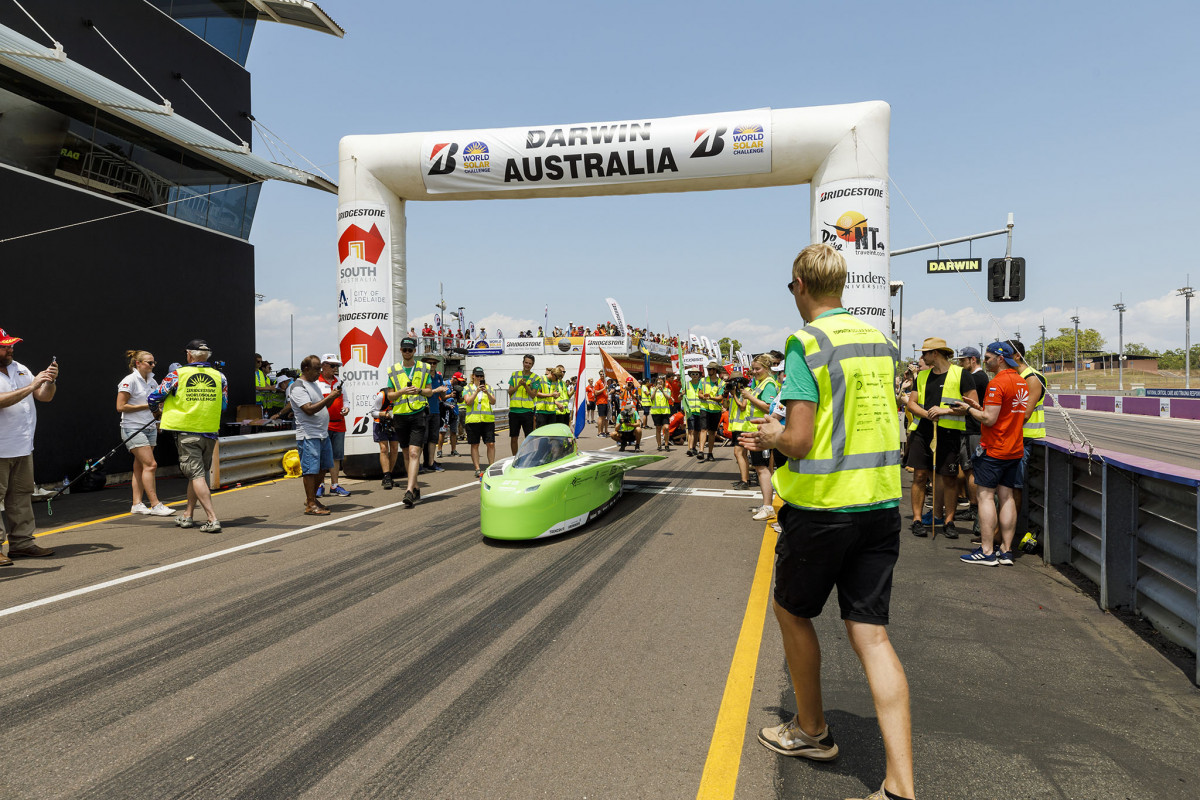 Groningers met zonneauto naar snelste tijd bij World Solar Challenge