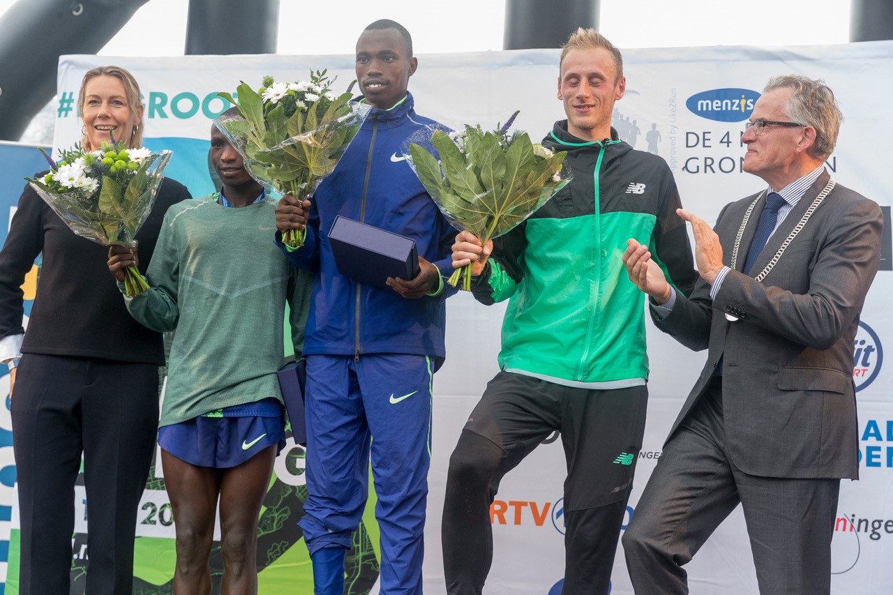 De winnaars, met rechts burgemeester Schuiling en links race-director Elske Dijkstra