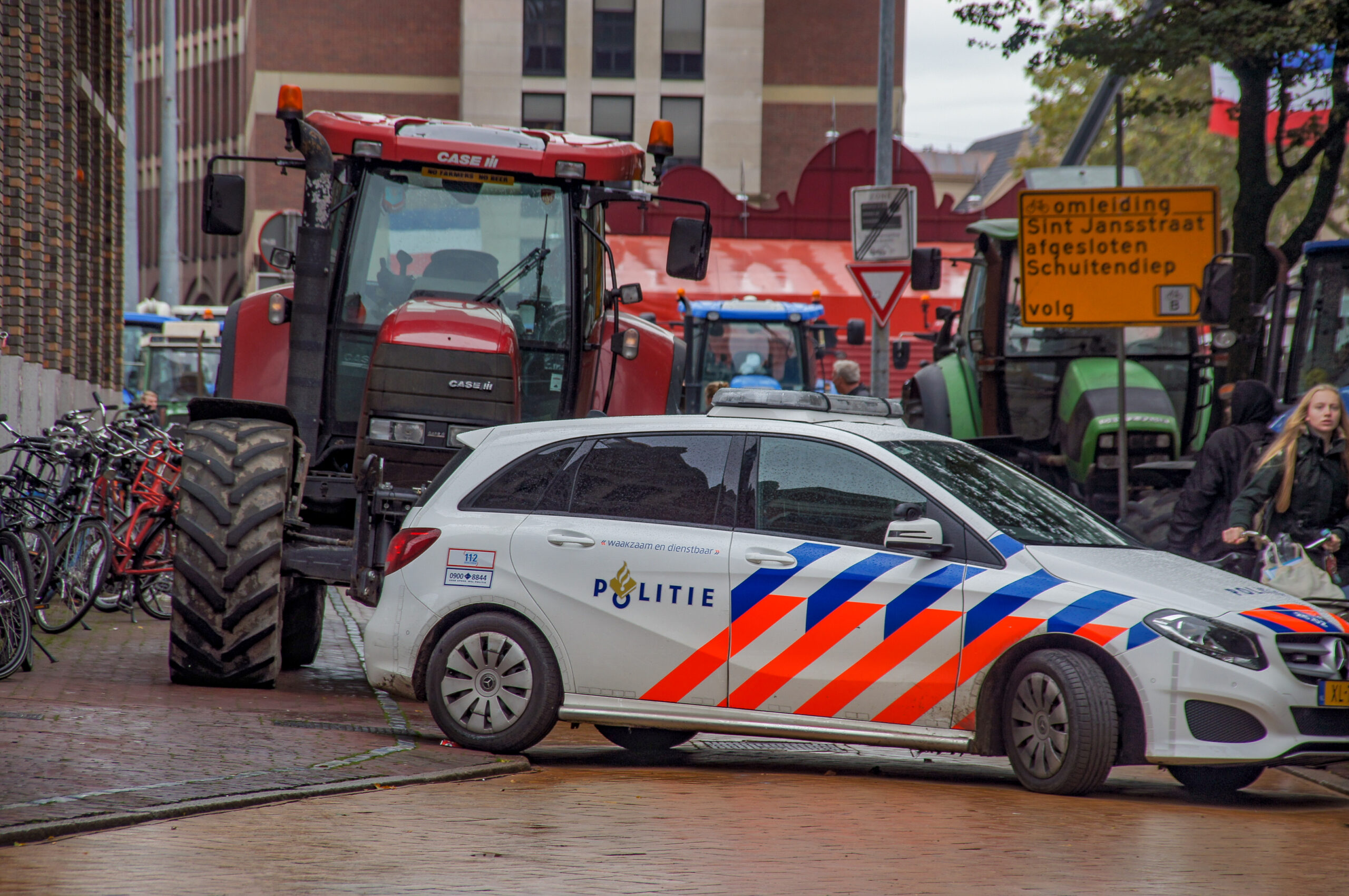 Politie op zoek naar bijna door hekken geraakte fietsers op Vismarkt