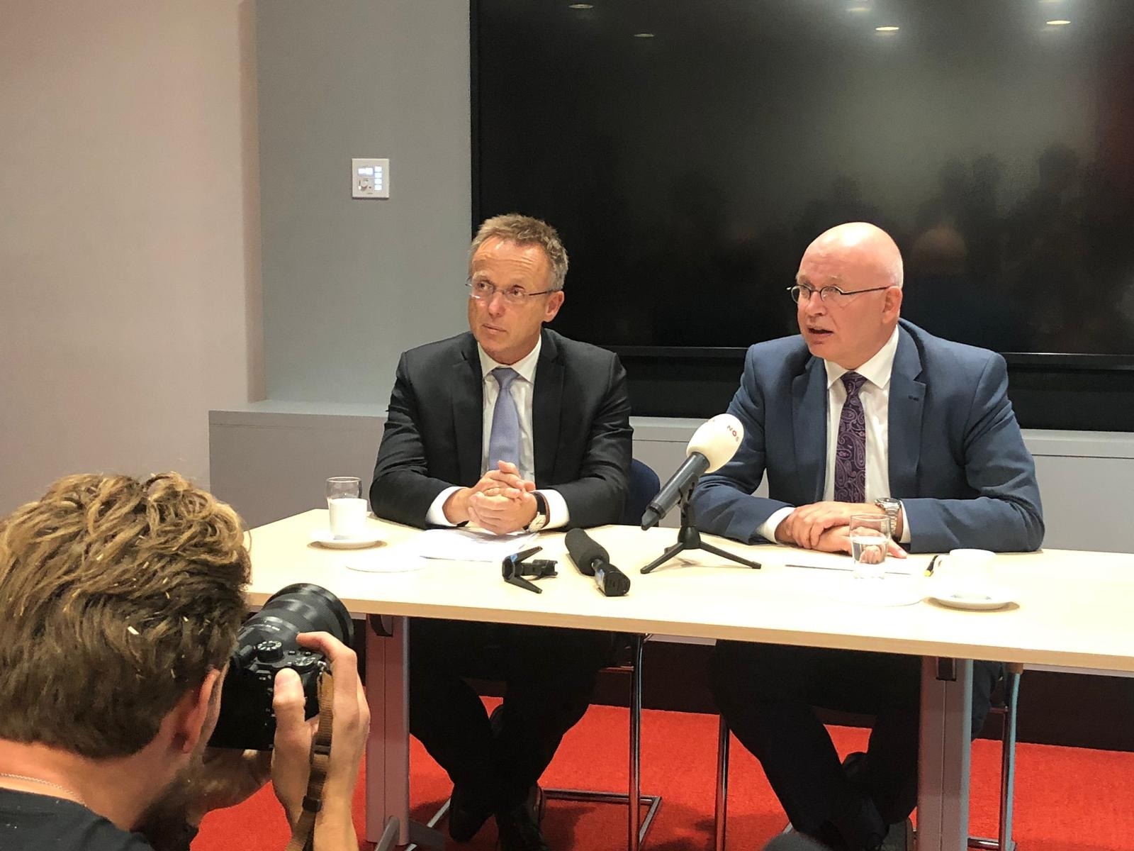 Henk Staghouwer (rechts) met Commissaris Paas