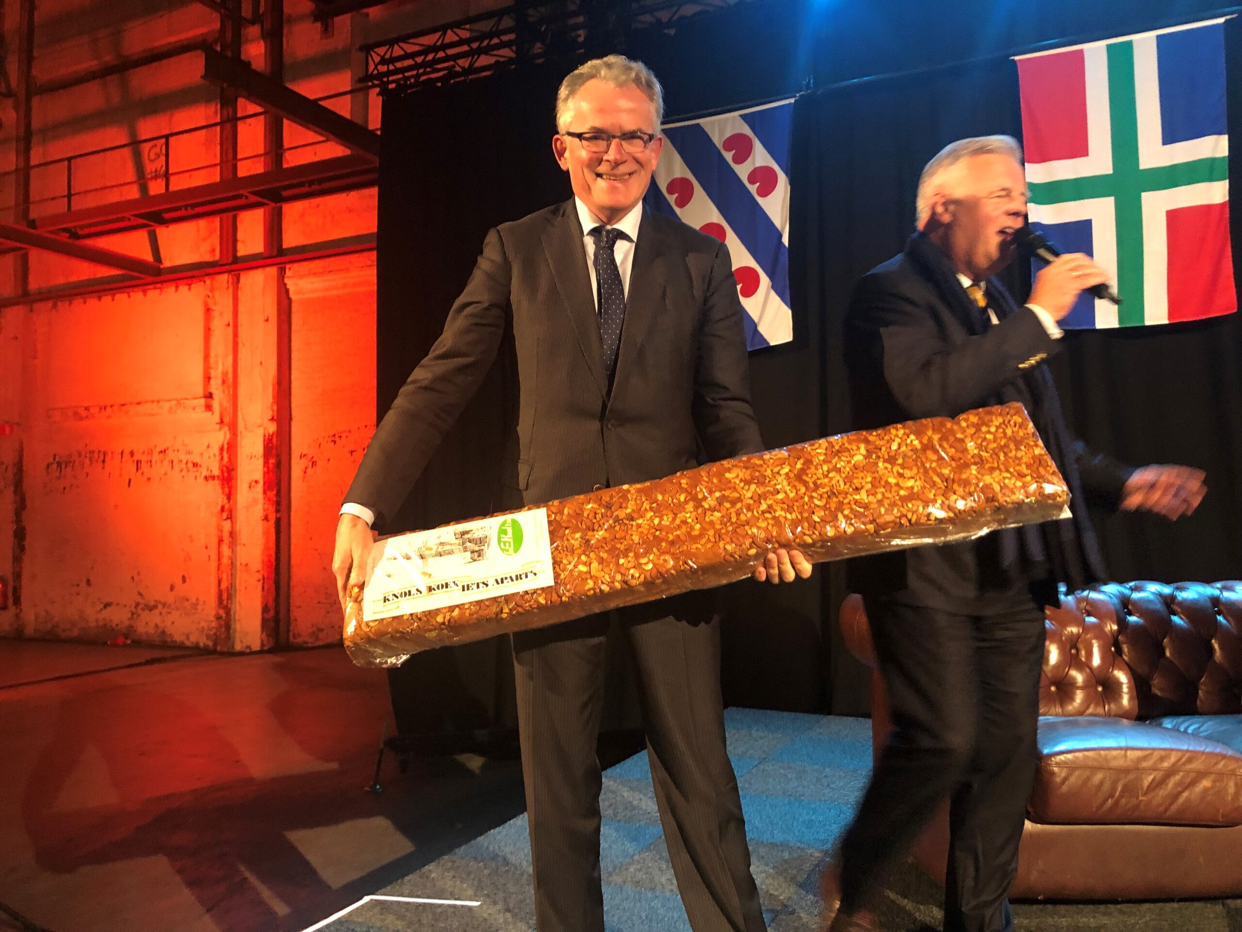 "Wat moet ik hier nou weer mee?", zo lijkt de burgemeester te denken.